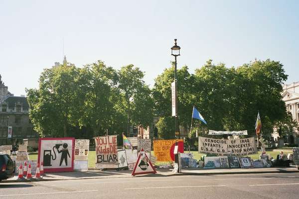 35203 B / 600 x 400 / Iraq_protests_before_UK_Parliament_501588_fh000036.jpg