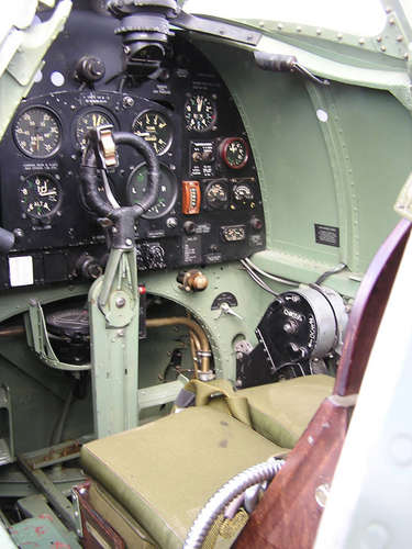 33189 B / 375 x 500 / Photo-8-Spitfire-Cockpit.jpg