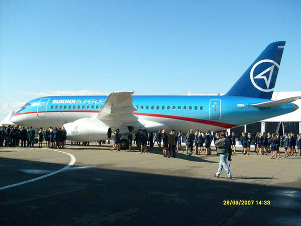 33319 B / 600 x 450 / sukhoi_superjet100_rollout4.JPG