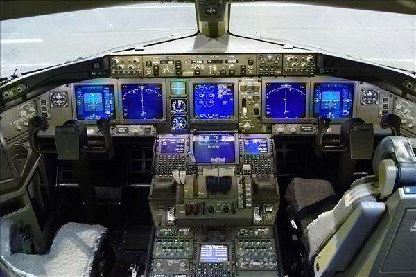 42933 B / 600 x 400 / Boeing_777_Cockpit.jpg