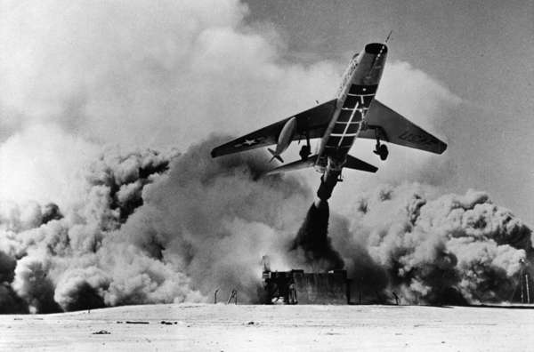 23069 B / 600 x 396 / F-100_zero-length-launch_trial.jpg