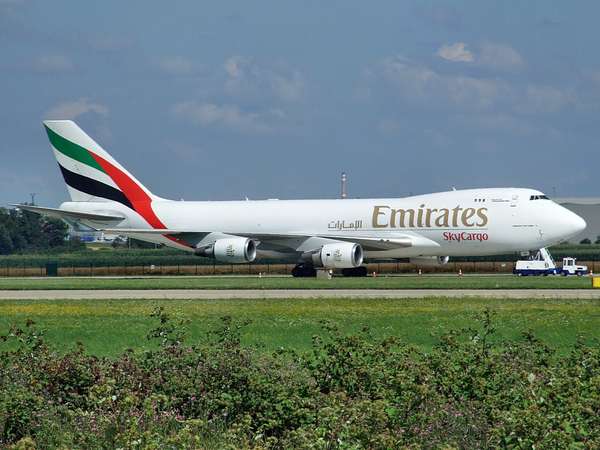 38818 B / 600 x 450 / B747-400 Emirates, LKTB, Apron East.JPG