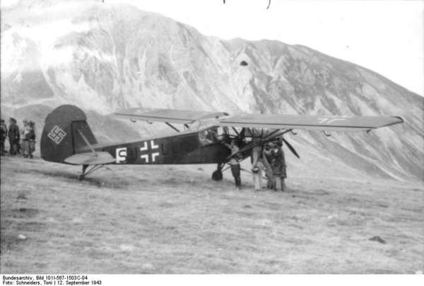 23128 B / 600 x 404 / Bundesarchiv_Bild_101I-567-1503C-04,_Gran_Sasso,_Fieseler_Fi_156_Storch.jpg