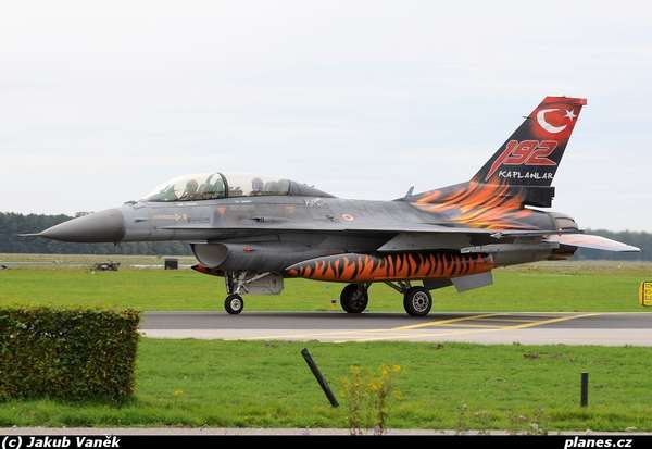 26011 B / 600 x 413 / f-16d-50-cf-93-0696-turkish-air-force-uden-volkel-ude-ehvk.jpg