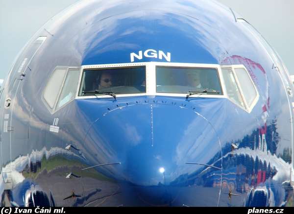 27177 B / 600 x 437 / b737-7gl-om-ngn-skyeurope-esk-ne-poprad-tatry-tat-lztt.jpg