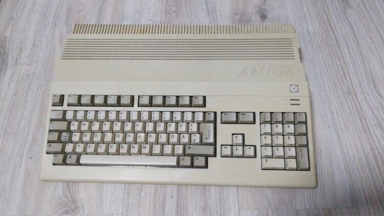 49778 B / 750 x 422 / prodam-pocitac-commodore-amiga-a-prislusenstvi-192028354.jpeg